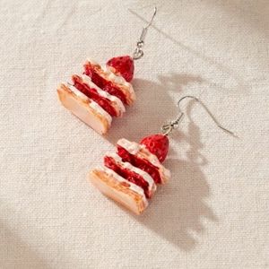 Strawberry shortcake earnings 😍